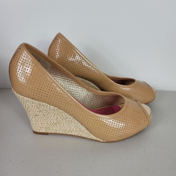 Lilly Pulitzer Tan Peep Toe Patent Leather Wedges Sz 7M - Picture 5 of 6